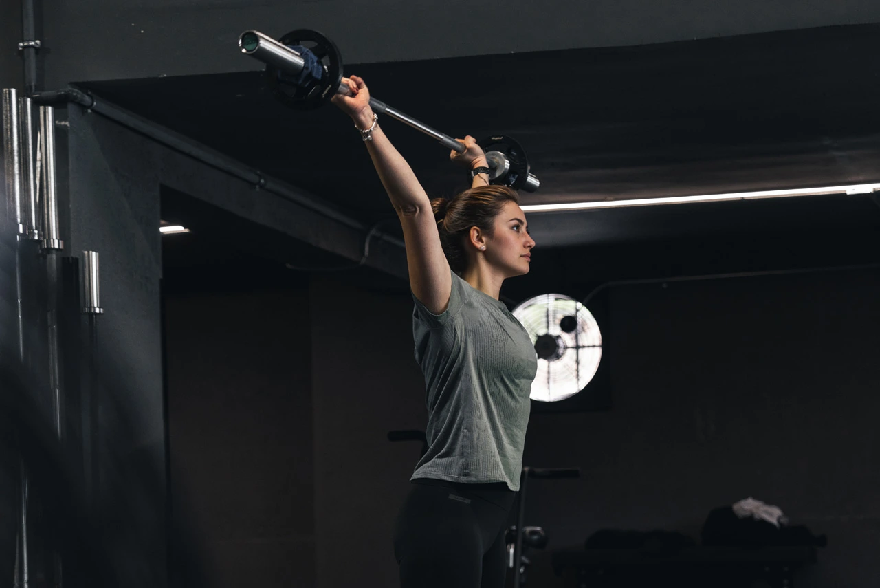 CrossFit sporcusu halter kaldırıyor