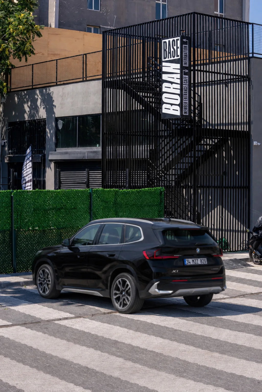 Base Boran giriş ve otopark alanı