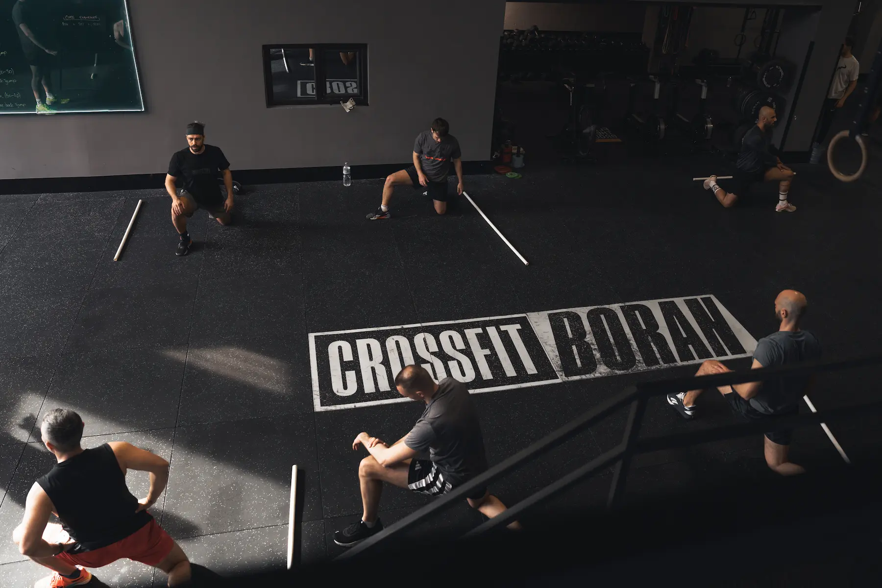 CrossFit grup antrenmanı - sporcular WOD yapıyor