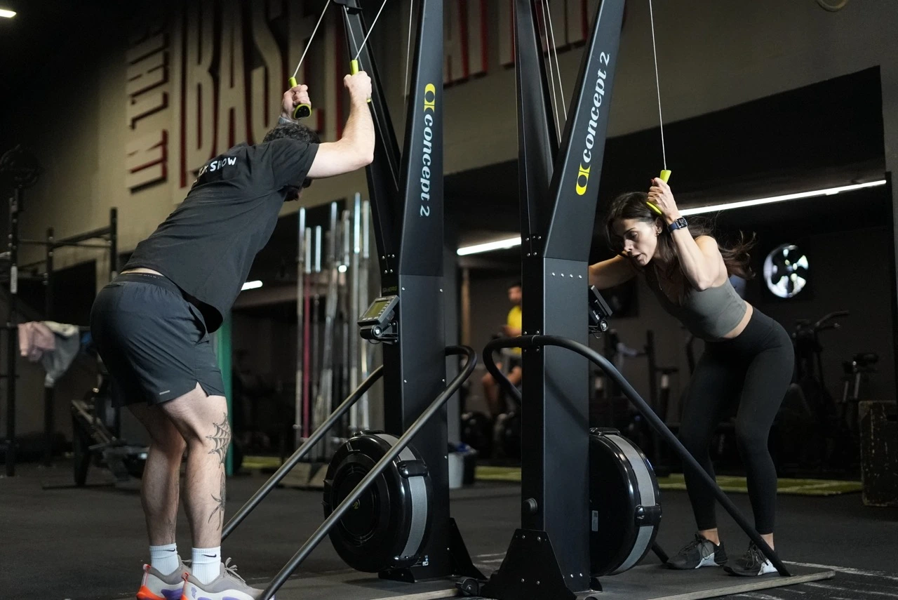CrossFit salonunda fonksiyonel antrenman yapan sporcular