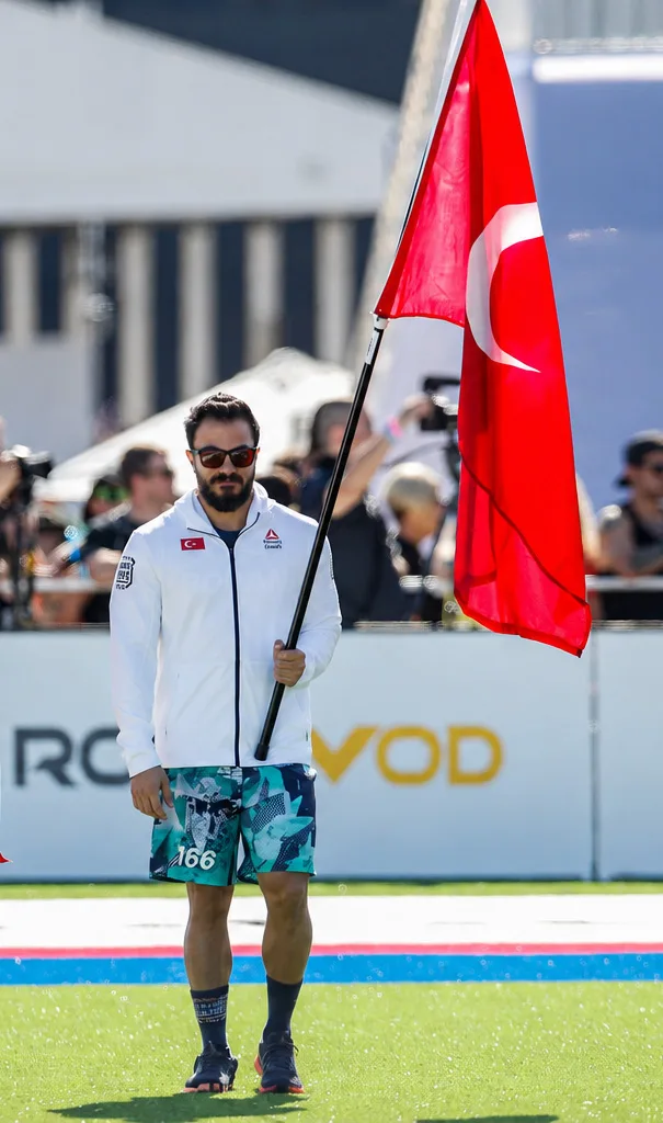Ateş Boran - CrossFit Games açılış töreninde Türk bayrağı ile